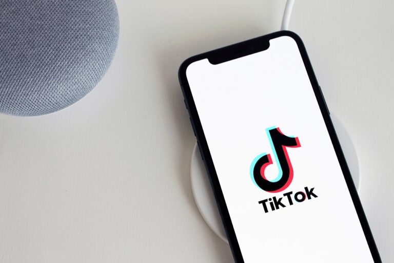 TikTok Ads: pubblicità efficace su TikTok con video brevi e musica.