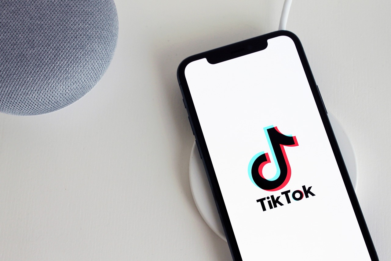 TikTok Ads: pubblicità efficace su TikTok con video brevi e musica.